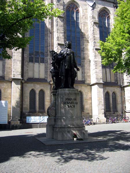 La statue de Bach  . . .