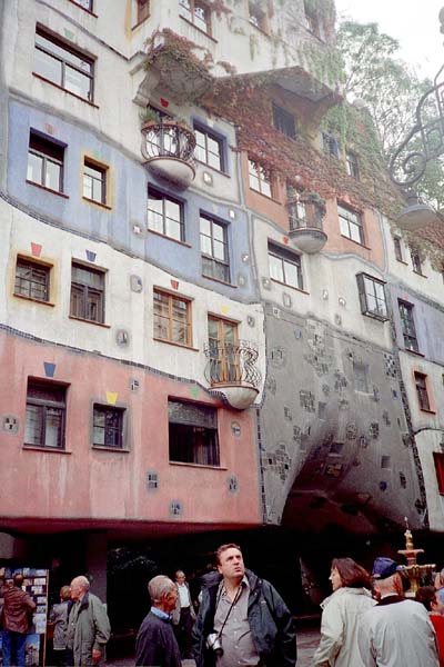 Architecture du quartier de Hundertwasser à Vienne  . . .