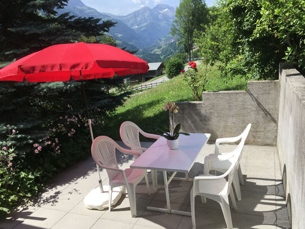 le chalet Beau-Réveil en hiver  . . .