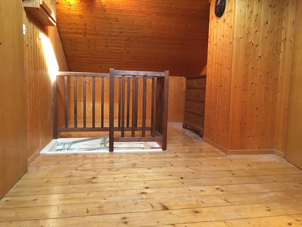 Entrée au 1er étage avec espace bureau  . . .