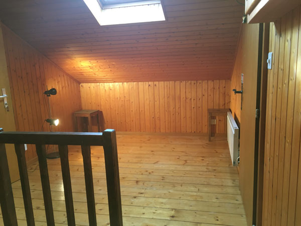 Entrée au 1er étage avec espace bureau  . . .