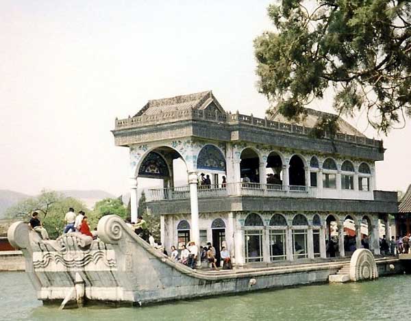 Au lac Kunming dans le jardin de l'Harmonie vertueuse - Yi He Yuan