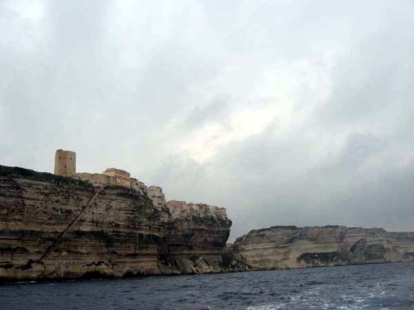 Les falaises de craie blanche de Bonifacio avec l'escalier du roi d'Aragon  . . .