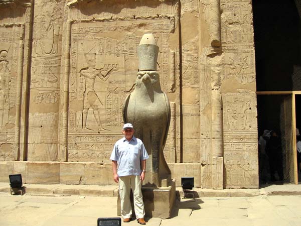 Avec le dieu Horus dans le temple d'Edfou  . . .