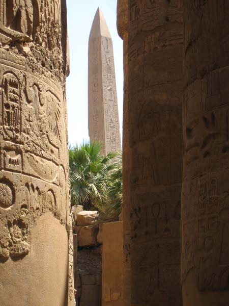 L'obélisque de Thoutmosis III à Karnak  . . .