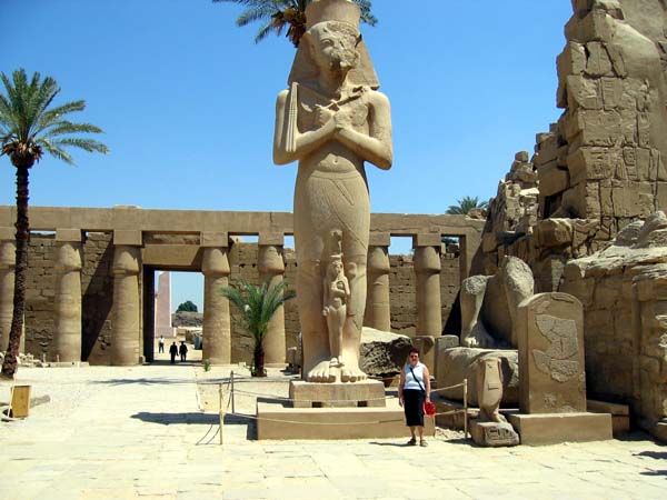 Une statue de Ramses II dans le temple de Karnak  . . .
