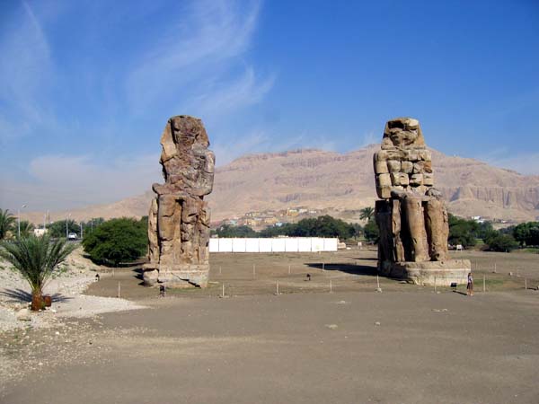 Vallée des rois avec les colosses de Memnon - Aménophis III  . . .
