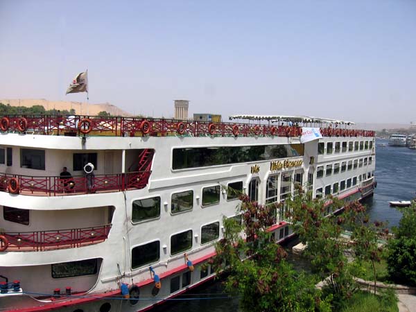 Le bateau hôtel de notre croisière sur le Nil  . . .