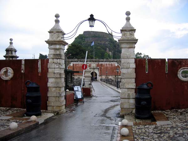 L'entrée de la Vieille Citadelle médiévale de Corfou  . . .