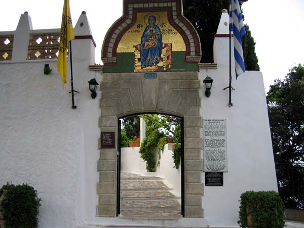 L'entrée du monastère au sommet du rocher à Paléokastritsa  . . .