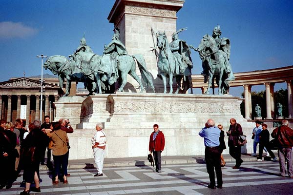 Statues sur la place des Héros à Budapest  . . .