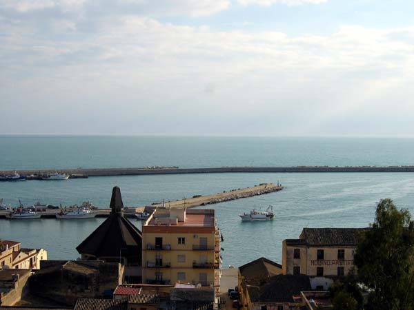 En Sicile Marsala et son port  . . .