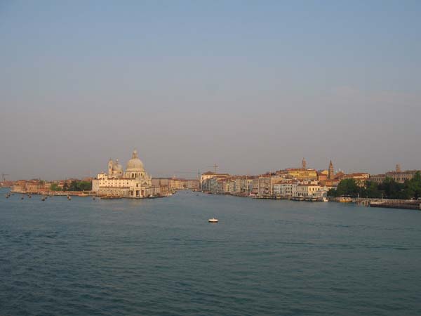 La lagune de Venise en passant avec le bateau  . . .