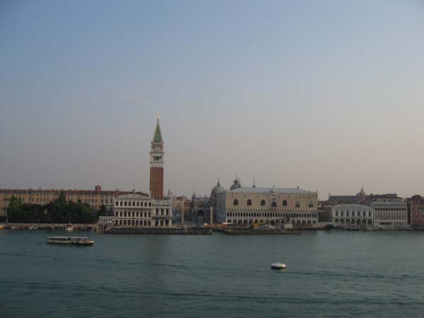 La Piazza San Marco et le palais des Doges  . . .