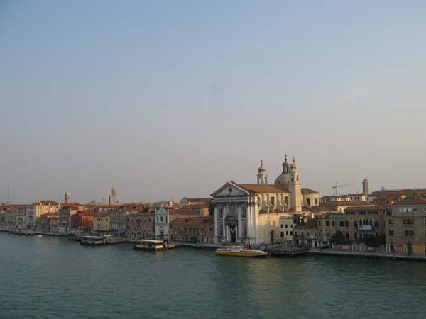 Avant l'arrivée au port international de Venise  . . .