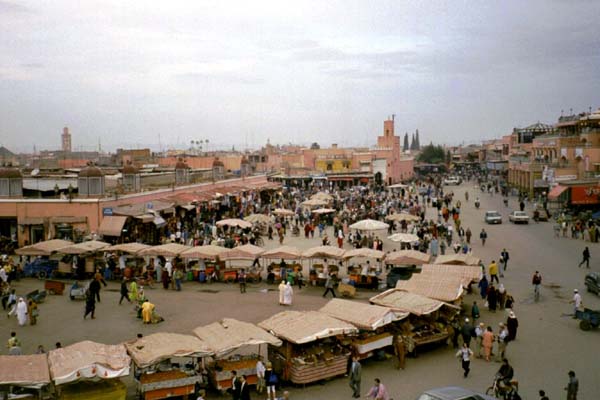 Marrakech la place Jemaa El Fna  . . .