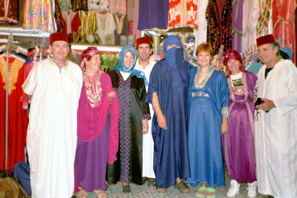 Marchandages et achats dans les souks de Marrakech  . . .