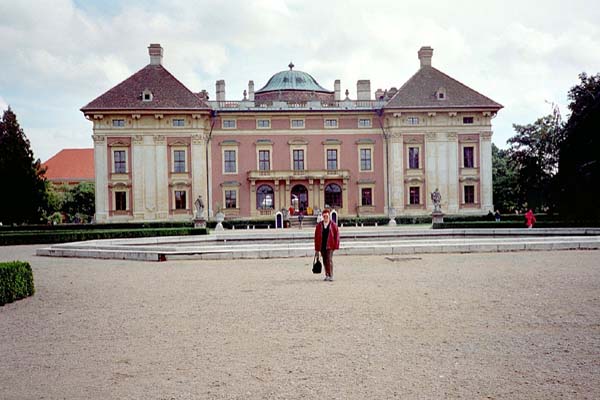 Le château baroque abrite une exposition consacrée à Napoléon  . . .