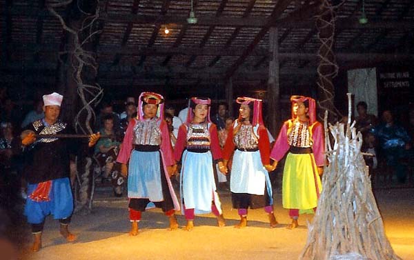 Les danses folkloriques des paysans Meo  . . .