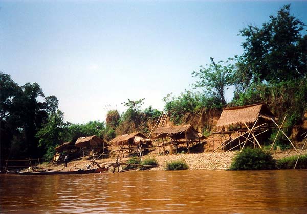 La rive Birmane du Mékong  . . .