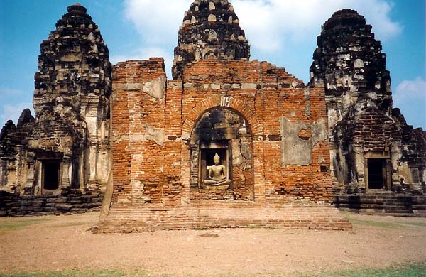Ancien temple à Sukhothai  . . .